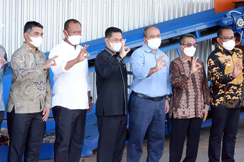 Tampak ketua DPRD Kutim Joni, Wakil Ketua II Arfan, anggota dewan Anjas, Bupati Ardiansyah dan Wabup Kasmidi Bulang berfoto bersama usai resmikan TPST