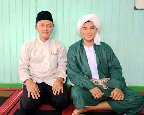 Anggota Komisi A (DPRD) Kutim Son Hatta (kiri red) berfoto bersama Al - Ustadz H Ibnu Mulkam usai pengajian umum