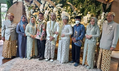 Tampak ketua DPRD Kutim Joni, hadiri resepsi pernikahan eks bupati Kutim dan eks Ketua DPRD Kutim  Ismunandar - Encek Firgasih, Cika di Tanggerang.