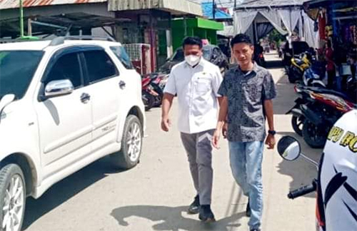 Muda Dan Amanah : Ketua LPM Lamaru Sofyan bersama Anggota DPRD Kaltim Syafruddin monitoring lingkungan mengawal reses