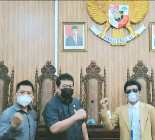 Tak ketinggalan ketua DPRD Balikpapan Abdulloh didampingi rekan legislatif turut memotivasi kiprah duta masker Kasmadi