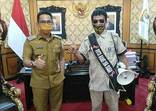 Wali Kota Balikpapan Rahmad Masud berikan suportnya kepada duta masker Kasmadi di ruang kerja gedung putih pemkot.