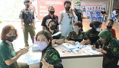 Duta masker Kasmadi turun langsung bagi masker dan sosialisasikan prokes serta bagi - bagi masker di layanan gerai vaksinasi Graha Indah
