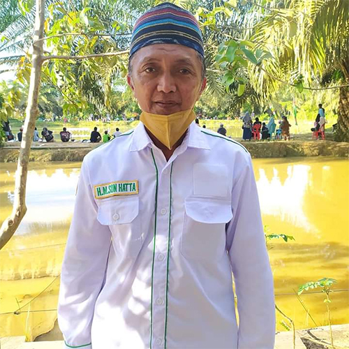 BERMASYARAKAT : Anggota DPRD Kutim Son Hatta saat berada di area pemancingan, tampak pula anggota dewan ini sharing dengan pengurus club mancing mania.